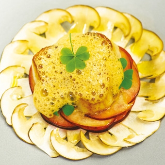 photo de la recette saint jacques poelees et carpaccio de cepes et prunes
