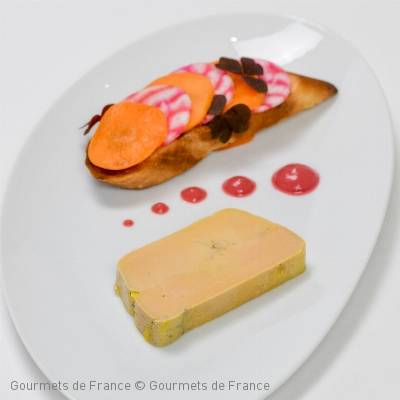 TERRINE DE FOIE GRAS MI-CUIT, TOAST BRIOCHÉ, COULIS BETTERAVES FRAMBOISES, CHIOGGIA ET ABRICOTS