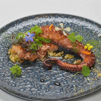 Poulpe Braisé Grémolata, Caviar d’Aquitaine, Fleurs de Tagette et Oxalys Bicolor, Noisettes Du Piémont