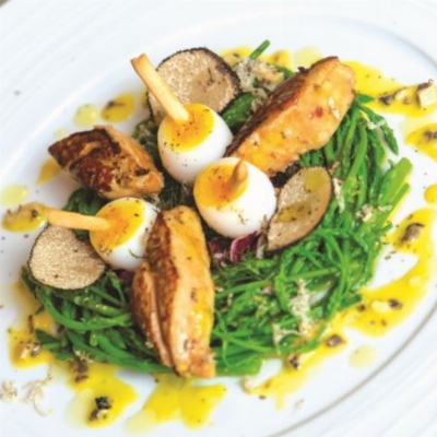 Recette Asperges sauvages, oeufs de cailles mollés, foie gras de canard, vinaigrette mi-mollé et truffes d'été