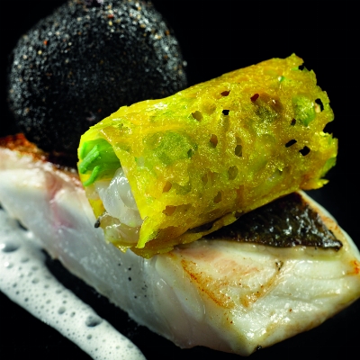 Recette Bar de ligne, cromesquis de betterave, sardines et langoustines au combawa de Thierry Renou