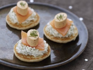 blinis_saumon_fume_chantillyauxherbes_aperivrais_saumon.jpg