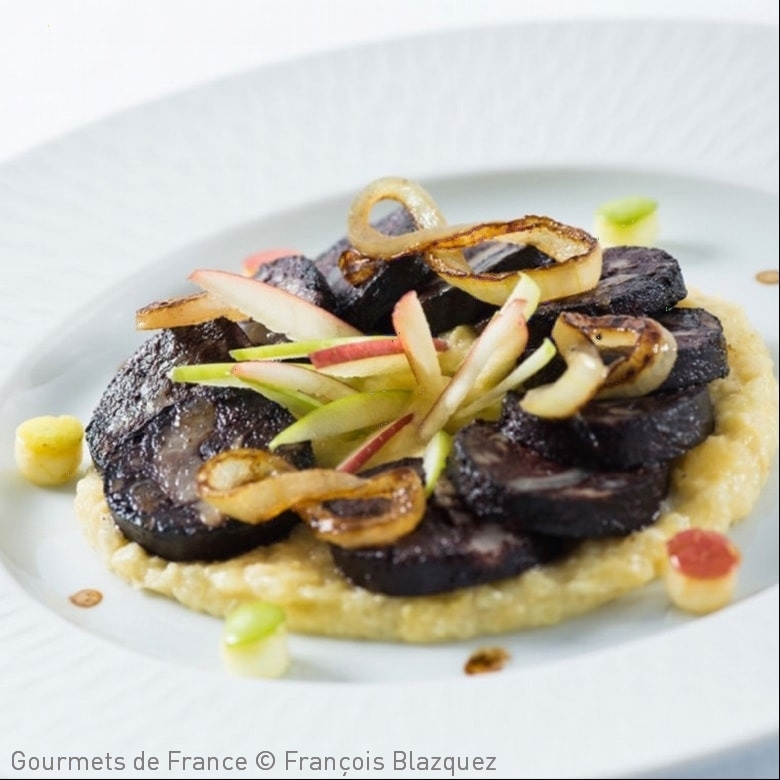 photo de la recette de boudin noir sur son lit de puree