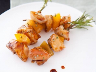 brochette_lapin-au-romarin_peche_miel_soja_noisettes.jpg