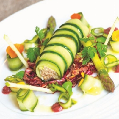 Recette Cannelloni de crabe, asperges vertes, pickles de concombres et vinaigrette de betteraves de Florian Miton