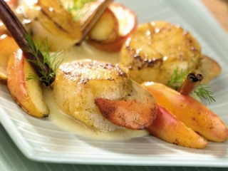 chateau_la_cheneviere_noix-coquilles_saintjacques-caramel-pommes-cannelle_creditprougereau.jpg