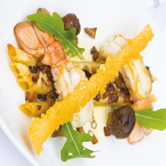 photo de la recette de grosses langoustines roties avec gratin de macaronis et cepes