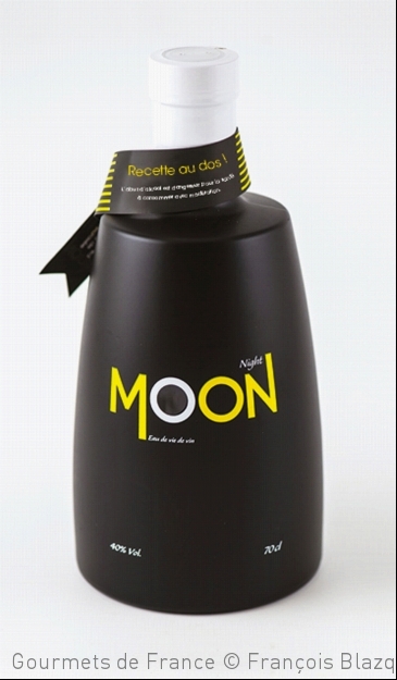 photo de la bouteille eau de vie de vin moon night