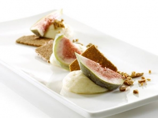 mousse-_au-chocolat-blanc-accompagnee-pain-aux-amandes-figues-fraiches_julesdestrooper.jpg