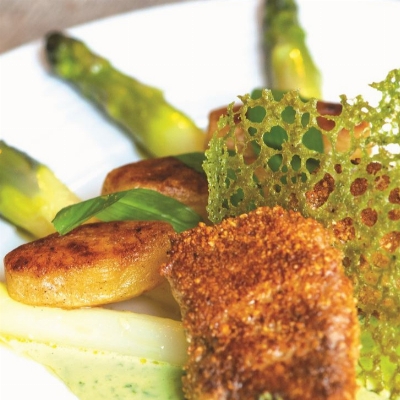 Recette Médaillons de ris de veau en croûte de noisettes, asperges blanches, pomme fondante et émulsion ail des ours de Florian Miton