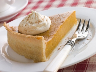 part_de_tarte_a_la_citrouille_avec_creme_fouettee.jpg