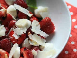 salade_fraicheur_fraise_labelrouge_framboise_mozza.jpg