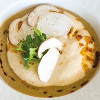 photo de la soupe de cepes chantilly et noisettes caramélisées du piémont