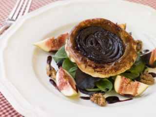 tarte_tatin_de_figues_et_sirop_de_vin_rouge.jpg