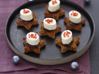 toasts_etoiles_pain_epices_chutney_oignon_aperivrais_italie.jpg
