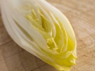 une_endive_coupee_deux_vapeur.jpg