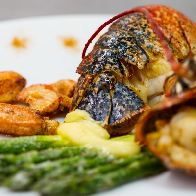 Recette homard Breton au kari gosse et asperges vertes de Maurice Guillouet