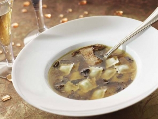 bouillon_de_cepes_raviole_foie_gras_sain-jean_0.jpg