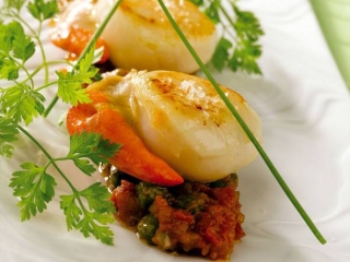 chateau_la_cheneviere_coquilles_saint_jacques_en_rougail_et_massale_doux_credit_prougereau.jpg