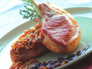 cote_de_porc_sauce_cacao_fruits-secs.jpg