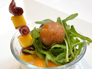 cyndie_guillot_-_les_oeufs_cocottes_facon_landaise_vinaigrette_jus_de_mangue_a_la_vanille_recadree.jpg