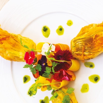 photo de la recette fleurs de courgette en tempura et son jardin printanier