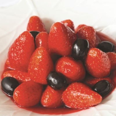 Recette Les fraises cuites au vin d'épices à la glace, à l'huile d'olives et olives confites de Jacques Chibois