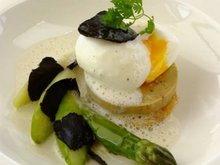 gautier_asperges_vertes_toast_de_brioche_foie_gras_et_oeuf_poche_sauce_ivoire.jpg