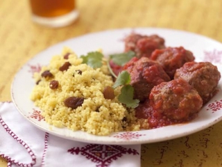 keftas_d_agneau_a_la_tomate_semoule_epicee_aux_raisins_secs.jpg