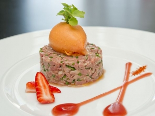 le_carre_gourmand_-_tartare_de_magret_de_canard_fraise_label_rouge.jpg