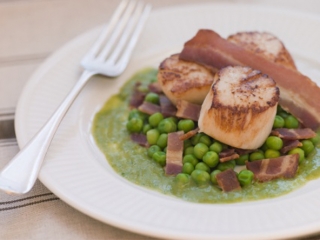 poelee_de_petoncles_aux_petits_pois_et_de_lard.jpg