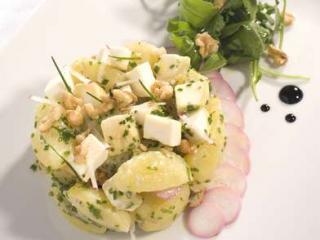 salade_de_pommes_de_terre_rattes_et_gros_cubes_de_chavignol_credit-_joseph_gobin.jpg