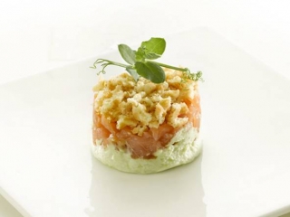 tartare_saumon-fume-wasabi-crumble-aux-gaufrettes-au-beurre_julesdestrooper.jpg